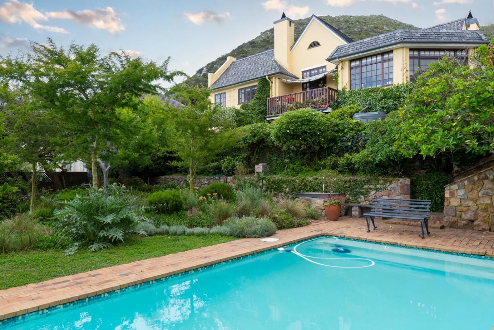 Quarterdeck Kalk Bay - No Load Shedding Apartment *